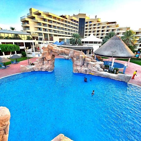 Danat Al Ain Resort Eksteriør bilde The swimming pool at the hotel