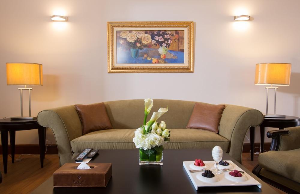 Danat Al Ain Resort Eksteriør bilde A living room at the hotel