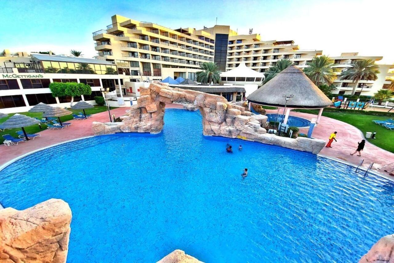 Danat Al Ain Resort Eksteriør bilde The swimming pool at the hotel
