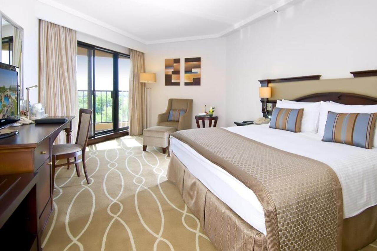 Danat Al Ain Resort Eksteriør bilde A room at the Jumeirah Creekside