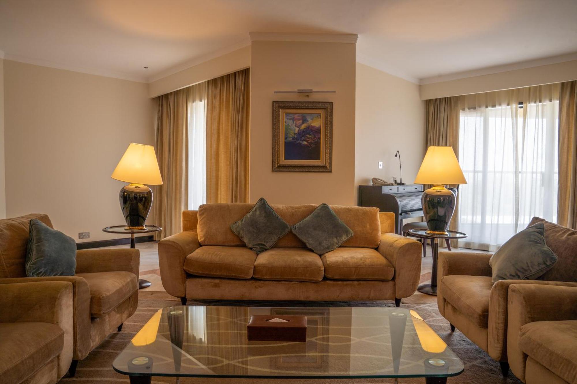 Danat Al Ain Resort Eksteriør bilde A living room in a suite at the hotel