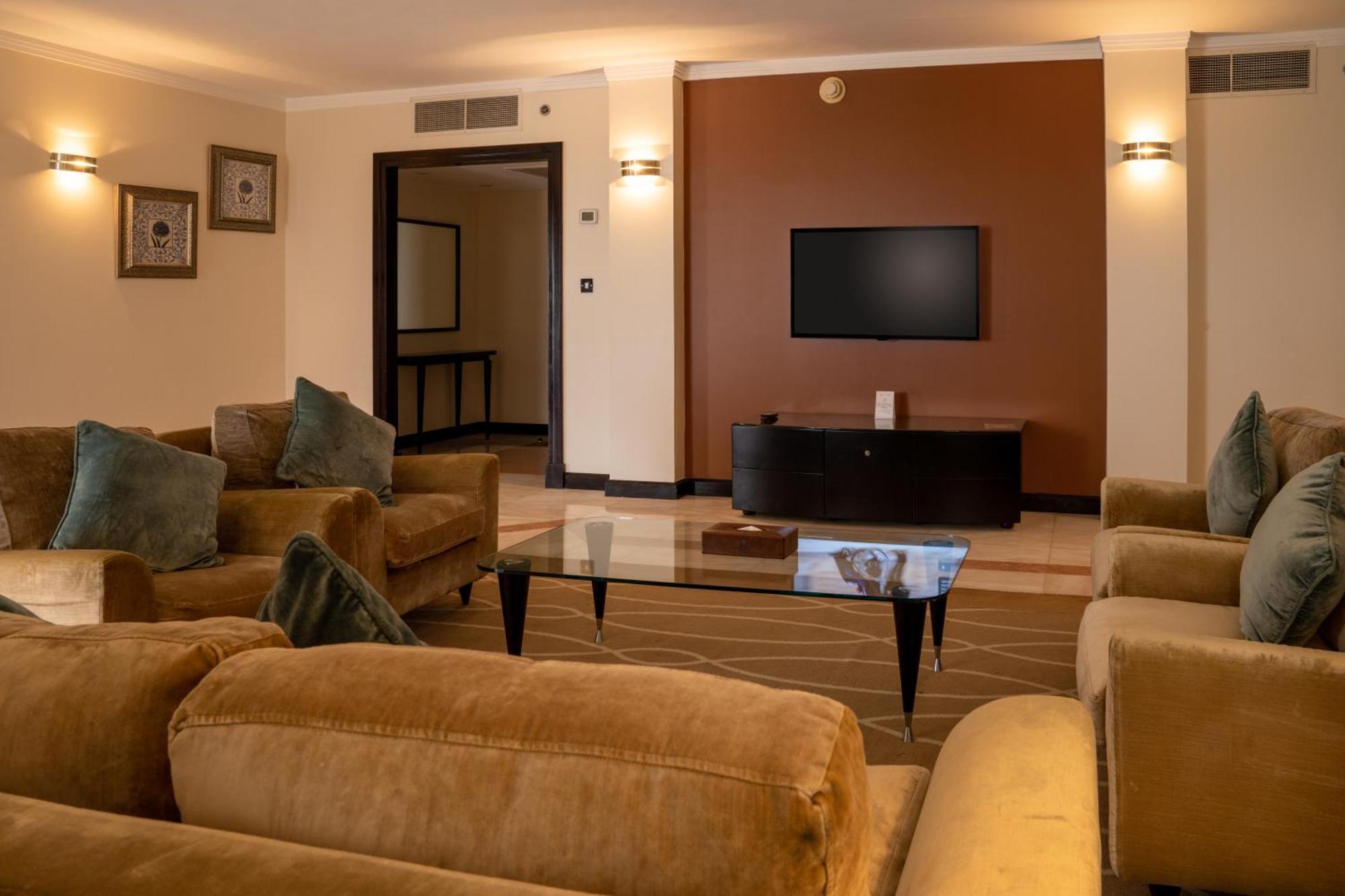 Danat Al Ain Resort Eksteriør bilde A living room in a suite at the Taj Mahal Palace, Mumbai