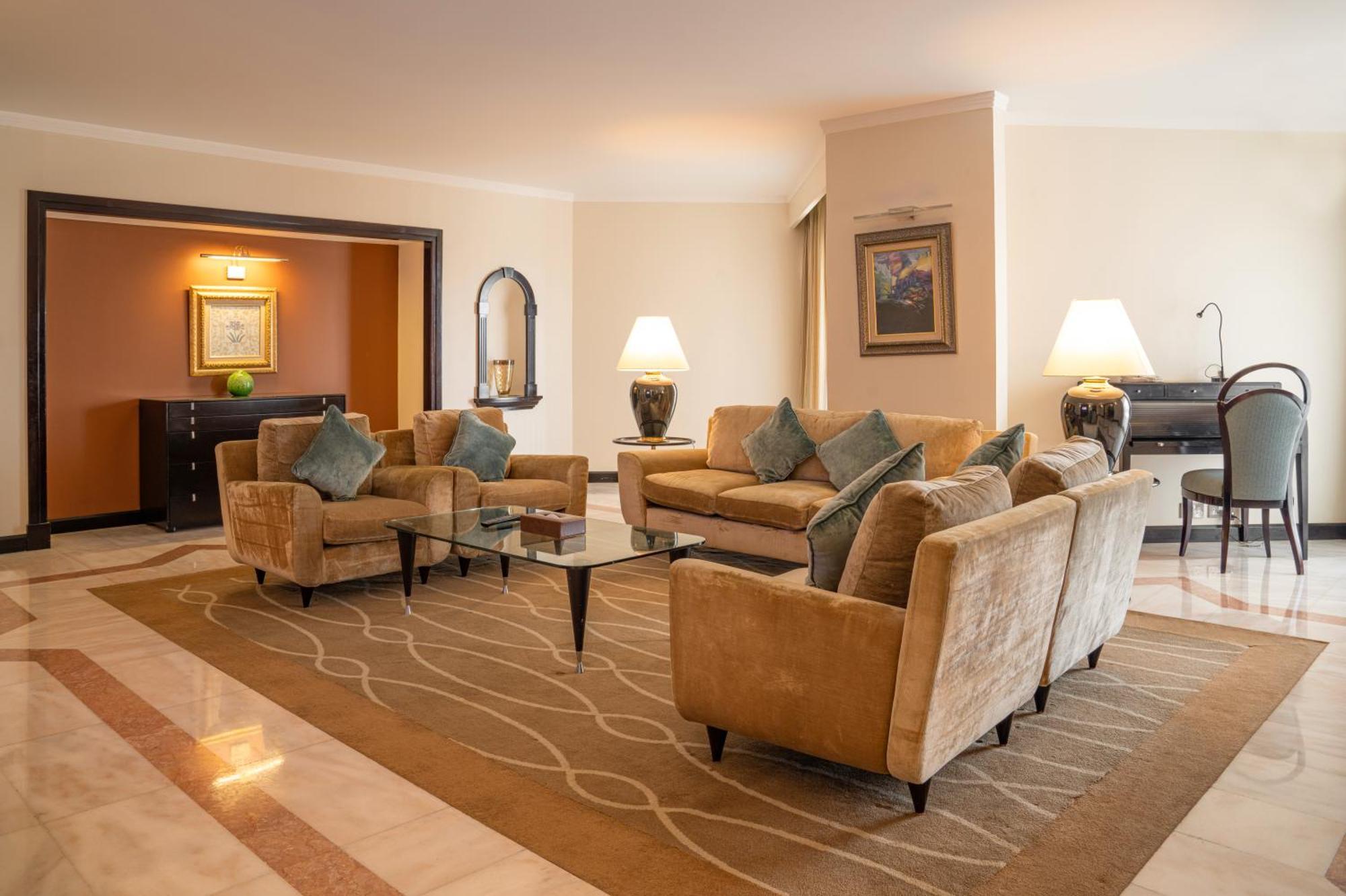 Danat Al Ain Resort Eksteriør bilde A living room in a suite at the Jumeirah Emirates Towers Hotel