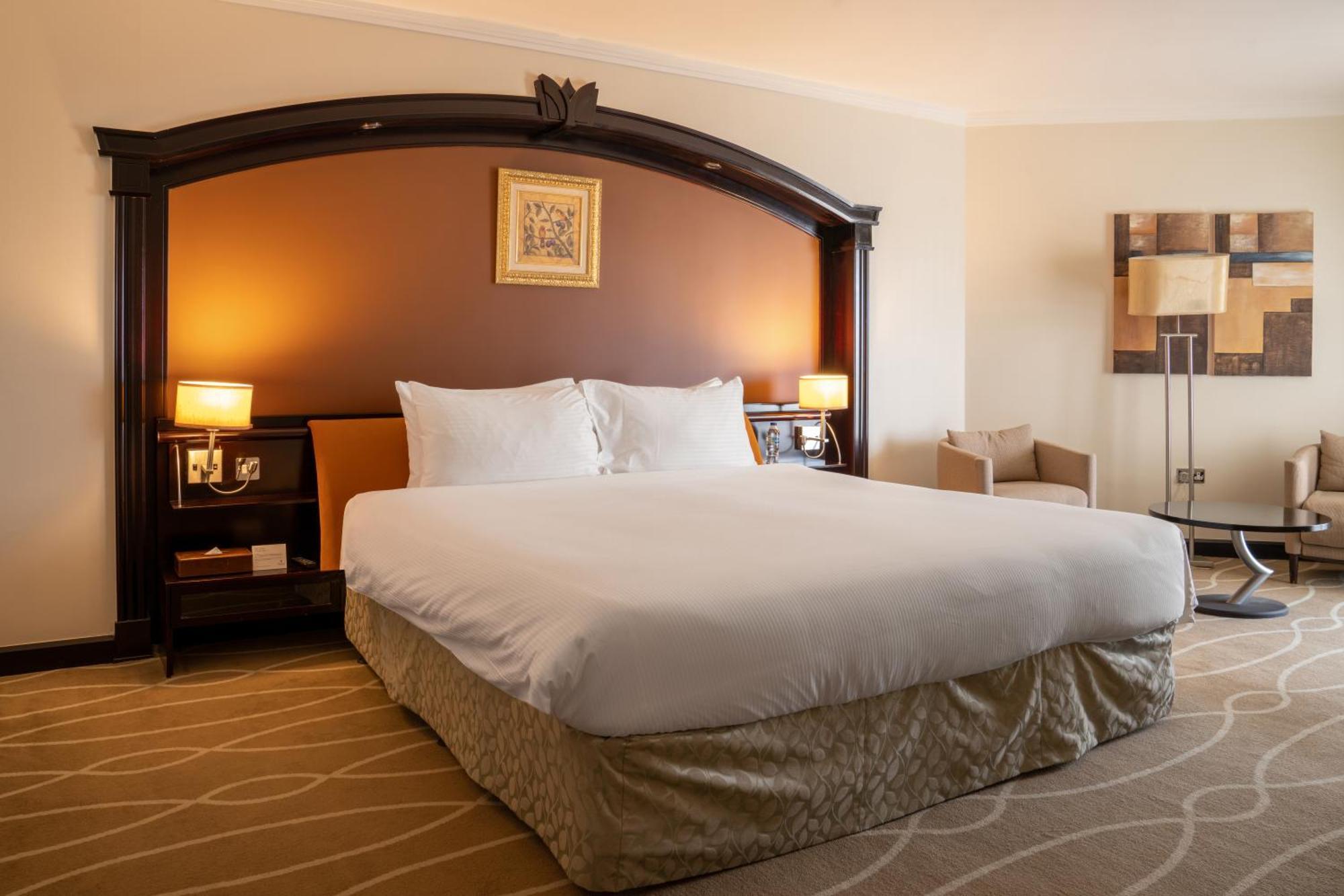 Danat Al Ain Resort Eksteriør bilde A bedroom at the hotel