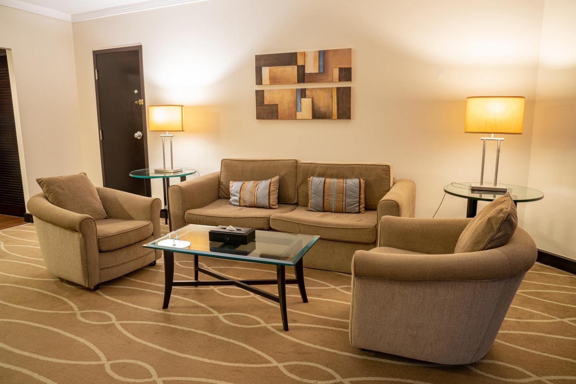 Danat Al Ain Resort Eksteriør bilde A living room in a suite at the Fairmont