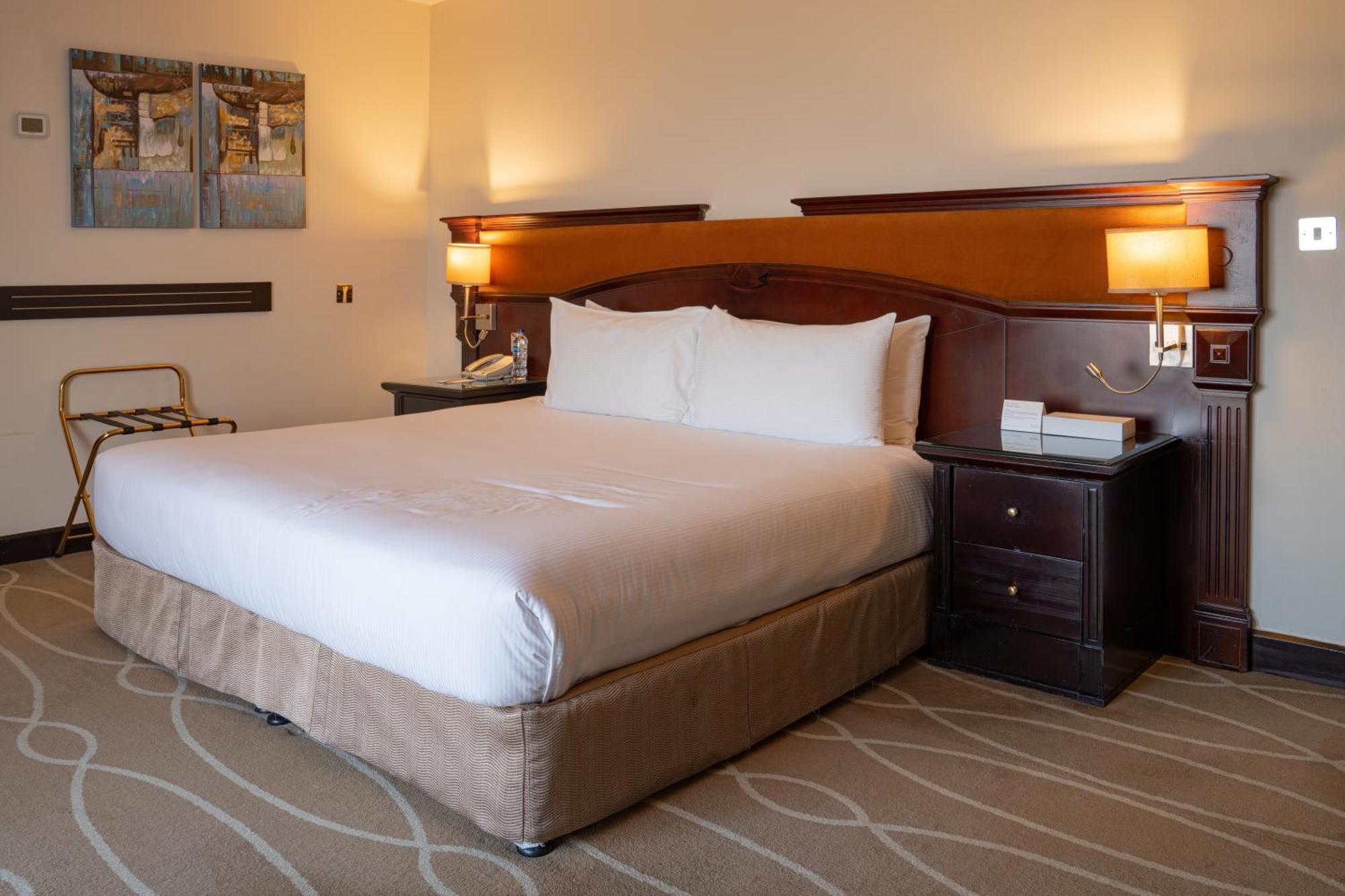Danat Al Ain Resort Eksteriør bilde A bedroom at the hotel