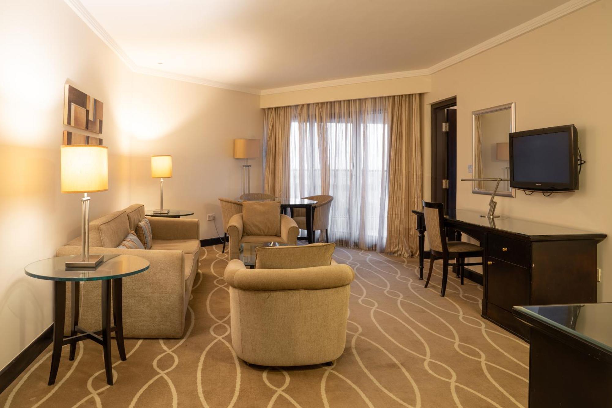 Danat Al Ain Resort Eksteriør bilde A suite at the hotel