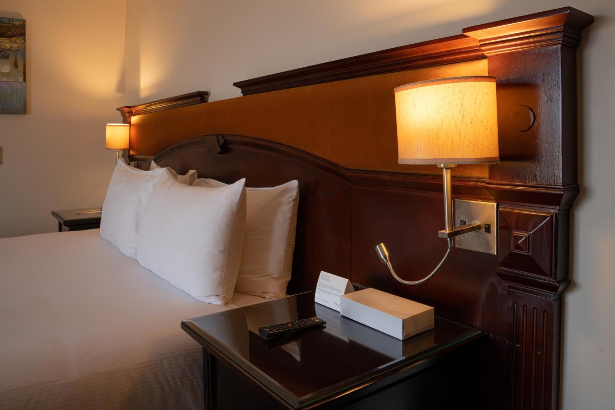 Danat Al Ain Resort Eksteriør bilde A bedside table