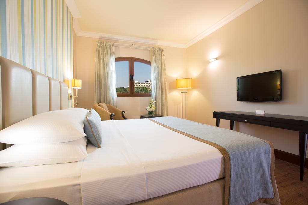 Danat Al Ain Resort Eksteriør bilde A room at the hotel