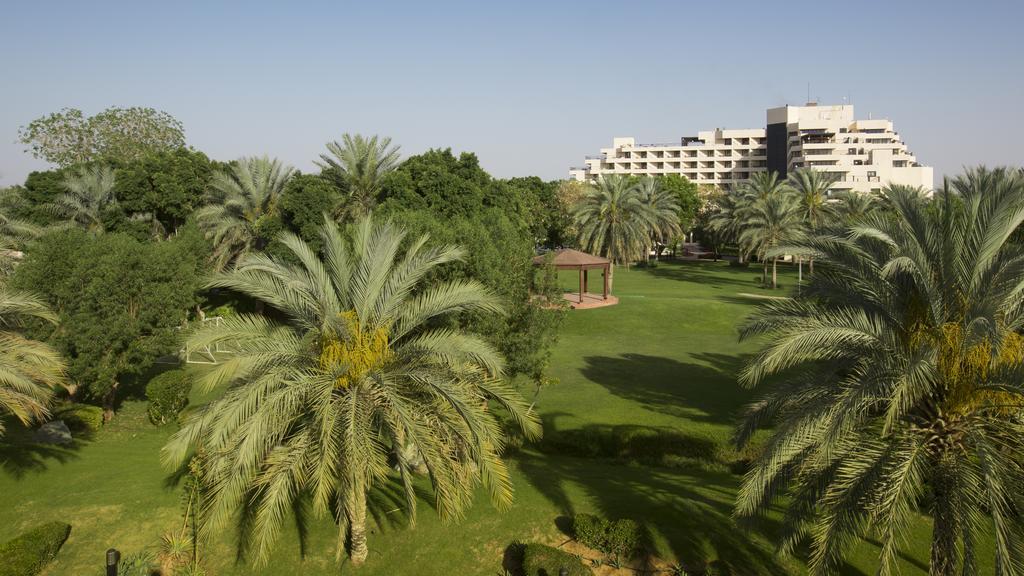 Danat Al Ain Resort Eksteriør bilde The green of the 18th hole
