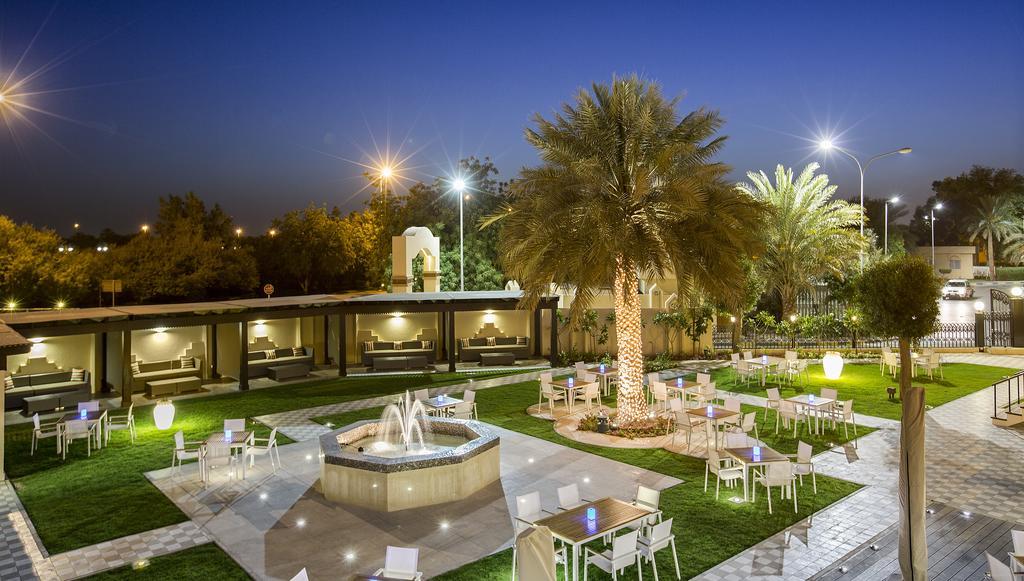 Danat Al Ain Resort Eksteriør bilde The park at night