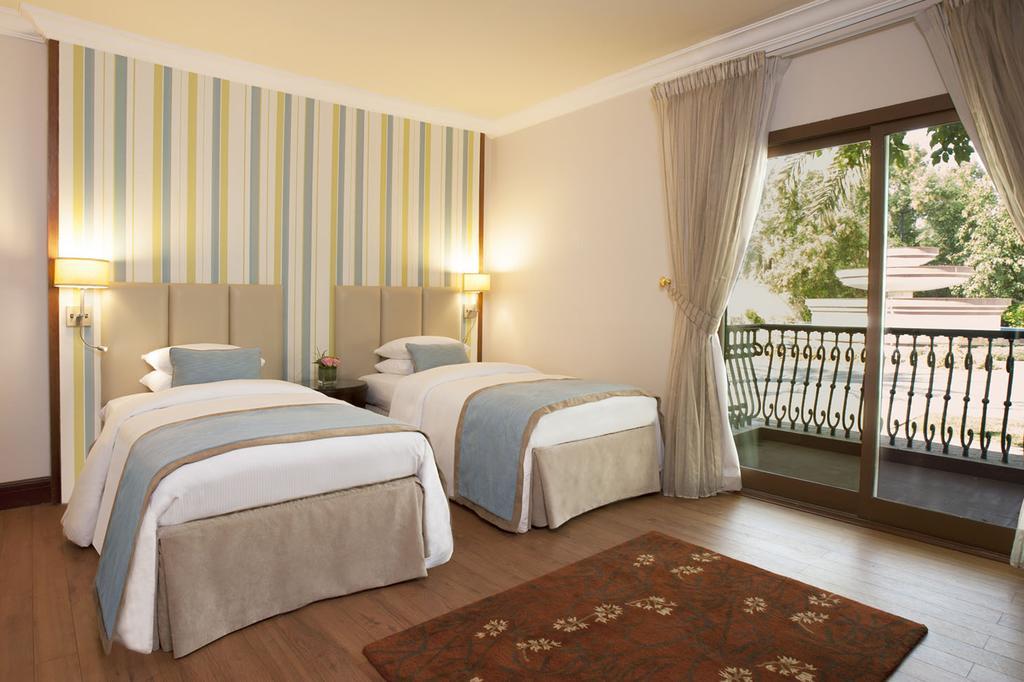 Danat Al Ain Resort Eksteriør bilde A room at the hotel