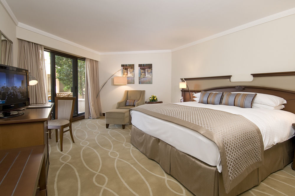 Danat Al Ain Resort Eksteriør bilde A guest room at the Four Seasons Hotel