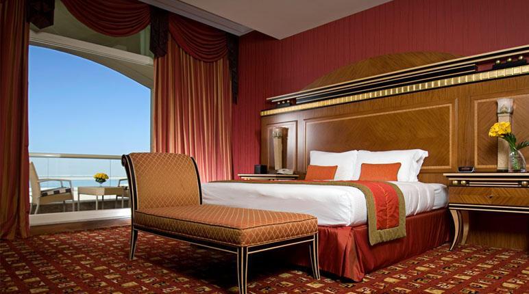 Danat Al Ain Resort Eksteriør bilde A bedroom at the Jumeirah Beach Hotel