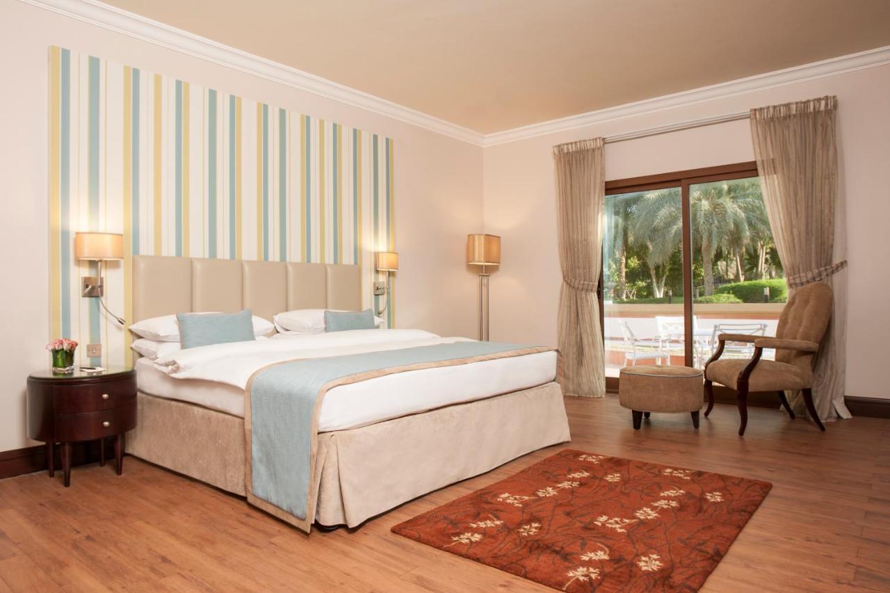 Danat Al Ain Resort Eksteriør bilde A bedroom at the hotel